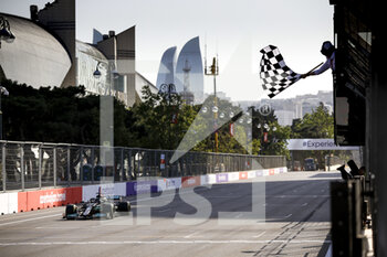 2021-06-04 - 44 HAMILTON Lewis (gbr), Mercedes AMG F1 GP W12 E Performance, action, chequered flag, drapeau a damier during the Formula 1 Azerbaijan Grand Prix 2021 from June 04 to 06, 2021 on the Baku City Circuit, in Baku, Azerbaijan - Photo DPPI - FORMULA 1 AZERBAIJAN GRAND PRIX 2021 - FORMULA 1 - MOTORS