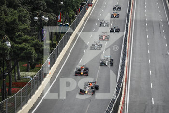2021-06-06 - 33 VERSTAPPEN Max (nld), Red Bull Racing Honda RB16B, action leading the group in front of 11 PEREZ Sergio (mex), Red Bull Racing Honda RB16B, action 44 HAMILTON Lewis (gbr), Mercedes AMG F1 GP W12 E Performance, action during the Formula 1 Azerbaijan Grand Prix 2021 from June 04 to 06, 2021 on the Baku City Circuit, in Baku, Azerbaijan - Photo Xavi Bonilla / DPPI - FORMULA 1 AZERBAIJAN GRAND PRIX 2021 - FORMULA 1 - MOTORS