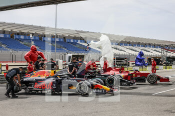 2021-06-17 - Ambiance pitlane,33 VERSTAPPEN Max (nld), Red Bull Racing Honda RB16B, 55 SAINZ Carlos (spa), Scuderia Ferrari SF21 44 HAMILTON Lewis (gbr), Mercedes AMG F1 GP W12 E Performance, during the Formula 1 Emirates Grand Prix de France 2021, 7th round of the 2021 FIA Formula One World Championship from June 18 to 20, 2021 on the Circuit Paul Ricard, in Le Castellet, France - Photo Marc de Mattia / DPPI - FORMULA 1 EMIRATES GRAND PRIX DE FRANCE 2021 - FORMULA 1 - MOTORS