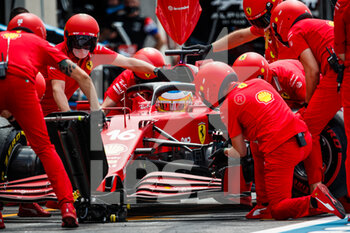 2021-06-18 - LECLERC Charles (mco), Scuderia Ferrari SF21, action pitstop practice during the Formula 1 Emirates Grand Prix de France 2021, 7th round of the 2021 FIA Formula One World Championship from June 18 to 20, 2021 on the Circuit Paul Ricard, in Le Castellet, France - Photo Florent Gooden / DPPI - FORMULA 1 EMIRATES GRAND PRIX DE FRANCE 2021 - FORMULA 1 - MOTORS