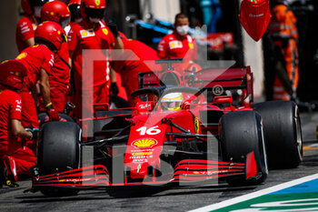2021-06-18 - LECLERC Charles (mco), Scuderia Ferrari SF21, action pitstop during the Formula 1 Emirates Grand Prix de France 2021, 7th round of the 2021 FIA Formula One World Championship from June 18 to 20, 2021 on the Circuit Paul Ricard, in Le Castellet, France - Photo Florent Gooden / DPPI - FORMULA 1 EMIRATES GRAND PRIX DE FRANCE 2021 - FORMULA 1 - MOTORS
