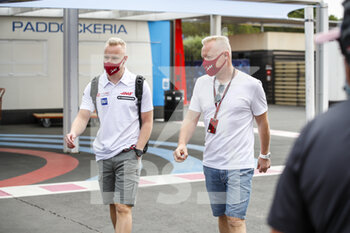 2021-06-19 - MAZEPIN Nikita (rus), Haas F1 Team VF-21 Ferrari, portrait with his father Dmitry during the Formula 1 Emirates Grand Prix de France 2021, 7th round of the 2021 FIA Formula One World Championship from June 18 to 20, 2021 on the Circuit Paul Ricard, in Le Castellet, France - Photo Florent Gooden / DPPI - FORMULA 1 EMIRATES GRAND PRIX DE FRANCE 2021 - FORMULA 1 - MOTORS
