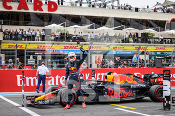 2021-06-19 - VERSTAPPEN Max (ned), Red Bull Racing Honda RB16B, portrait, celebrating his pole position during the Formula 1 Emirates Grand Prix de France 2021, 7th round of the 2021 FIA Formula One World Championship from June 18 to 20, 2021 on the Circuit Paul Ricard, in Le Castellet, France - Photo Marc de Mattia / DPPI - FORMULA 1 EMIRATES GRAND PRIX DE FRANCE 2021 - FORMULA 1 - MOTORS