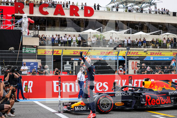 2021-06-19 - VERSTAPPEN Max (ned), Red Bull Racing Honda RB16B, portrait, celebrating his pole position during the Formula 1 Emirates Grand Prix de France 2021, 7th round of the 2021 FIA Formula One World Championship from June 18 to 20, 2021 on the Circuit Paul Ricard, in Le Castellet, France - Photo Marc de Mattia / DPPI - FORMULA 1 EMIRATES GRAND PRIX DE FRANCE 2021 - FORMULA 1 - MOTORS