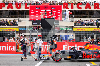 2021-06-19 - VERSTAPPEN Max (ned), Red Bull Racing Honda RB16B, mechanic in front of the grandstand after his pole position his pole position during the Formula 1 Emirates Grand Prix de France 2021, 7th round of the 2021 FIA Formula One World Championship from June 18 to 20, 2021 on the Circuit Paul Ricard, in Le Castellet, France - Photo Marc de Mattia / DPPI - FORMULA 1 EMIRATES GRAND PRIX DE FRANCE 2021 - FORMULA 1 - MOTORS