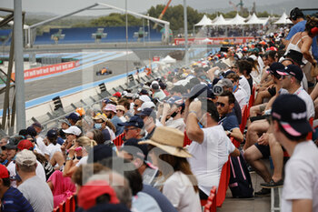 2021-06-20 - Crowd from tribune excellence during the Formula 1 Emirates Grand Prix de France 2021, 7th round of the 2021 FIA Formula One World Championship from June 18 to 20, 2021 on the Circuit Paul Ricard, in Le Castellet, France - Photo Paulo Maria / DPPI - FORMULA 1 EMIRATES GRAND PRIX DE FRANCE 2021 - FORMULA 1 - MOTORS