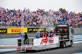 2021-06-20 - Fans in the grandstands applauding the drivers' parade during the Formula 1 Emirates Grand Prix de France 2021, 7th round of the 2021 FIA Formula One World Championship from June 18 to 20, 2021 on the Circuit Paul Ricard, in Le Castellet, France - Photo Florent Gooden / DPPI - FORMULA 1 EMIRATES GRAND PRIX DE FRANCE 2021 - FORMULA 1 - MOTORS
