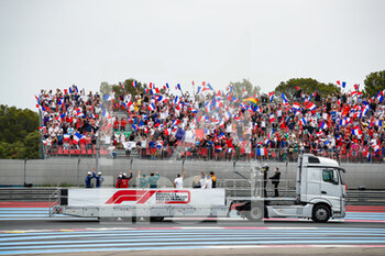 2021-06-20 - Fans in the grandstands applauding the drivers' parade during the Formula 1 Emirates Grand Prix de France 2021, 7th round of the 2021 FIA Formula One World Championship from June 18 to 20, 2021 on the Circuit Paul Ricard, in Le Castellet, France - Photo Florent Gooden / DPPI - FORMULA 1 EMIRATES GRAND PRIX DE FRANCE 2021 - FORMULA 1 - MOTORS