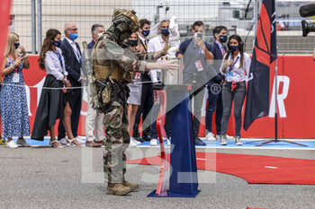 2021-06-20 - Military takes the trophy to the starting grid during the Formula 1 Emirates Grand Prix de France 2021, 7th round of the 2021 FIA Formula One World Championship from June 18 to 20, 2021 on the Circuit Paul Ricard, in Le Castellet, France - Photo Marc de Mattia / DPPI - FORMULA 1 EMIRATES GRAND PRIX DE FRANCE 2021 - FORMULA 1 - MOTORS