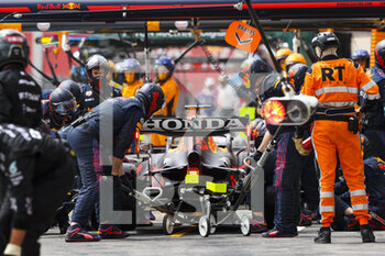 2021-06-20 - 33 VERSTAPPEN Max (nld), Red Bull Racing Honda RB16B, pit stop during the Formula 1 Emirates Grand Prix de France 2021, 7th round of the 2021 FIA Formula One World Championship from June 18 to 20, 2021 on the Circuit Paul Ricard, in Le Castellet, France - Photo DPPI - FORMULA 1 EMIRATES GRAND PRIX DE FRANCE 2021 - FORMULA 1 - MOTORS