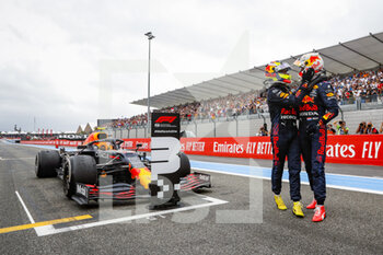 2021-06-20 - VERSTAPPEN Max (ned), Red Bull Racing Honda RB16B, celebrates his win with PEREZ Sergio (mex), Red Bull Racing Honda RB16B, portrait during the Formula 1 Emirates Grand Prix de France 2021, 7th round of the 2021 FIA Formula One World Championship from June 18 to 20, 2021 on the Circuit Paul Ricard, in Le Castellet, France - Photo Antonin Vincent / DPPI - FORMULA 1 EMIRATES GRAND PRIX DE FRANCE 2021 - FORMULA 1 - MOTORS