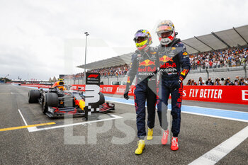 2021-06-20 - VERSTAPPEN Max (ned), Red Bull Racing Honda RB16B, celebrates his win with PEREZ Sergio (mex), Red Bull Racing Honda RB16B, portrait during the Formula 1 Emirates Grand Prix de France 2021, 7th round of the 2021 FIA Formula One World Championship from June 18 to 20, 2021 on the Circuit Paul Ricard, in Le Castellet, France - Photo Antonin Vincent / DPPI - FORMULA 1 EMIRATES GRAND PRIX DE FRANCE 2021 - FORMULA 1 - MOTORS