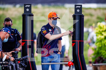 2021-06-25 - VERSTAPPEN Max (ned), Red Bull Racing Honda RB16B, portrait entering the paddock gates during the Formula 1 Grosser Preis Der Steiermark 2021, 2021 Styrian Grand Prix, 8th round of the 2021 FIA Formula One World Championship from June 25 to 27, 2021 on the Red Bull Ring, in Spielberg, Austria - Photo Florent Gooden / DPPI - FORMULA 1 GROSSER PREIS DER STEIERMARK 2021, 2021 STYRIAN GRAND PRIX - FORMULA 1 - MOTORS