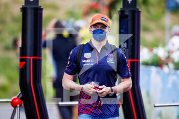 2021-06-25 - VERSTAPPEN Max (ned), Red Bull Racing Honda RB16B, portrait entering the paddock gates during the Formula 1 Grosser Preis Der Steiermark 2021, 2021 Styrian Grand Prix, 8th round of the 2021 FIA Formula One World Championship from June 25 to 27, 2021 on the Red Bull Ring, in Spielberg, Austria - Photo Florent Gooden / DPPI - FORMULA 1 GROSSER PREIS DER STEIERMARK 2021, 2021 STYRIAN GRAND PRIX - FORMULA 1 - MOTORS