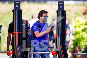 2021-06-25 - ALONSO Fernando (spa), Alpine F1 A521, portrait entering paddock gates during the Formula 1 Grosser Preis Der Steiermark 2021, 2021 Styrian Grand Prix, 8th round of the 2021 FIA Formula One World Championship from June 25 to 27, 2021 on the Red Bull Ring, in Spielberg, Austria - Photo Florent Gooden / DPPI - FORMULA 1 GROSSER PREIS DER STEIERMARK 2021, 2021 STYRIAN GRAND PRIX - FORMULA 1 - MOTORS
