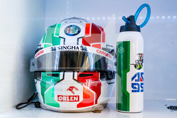 2021-06-26 - GIOVINAZZI Antonio (ita), Alfa Romeo Racing ORLEN C41, helmet and drinking bottle during the Formula 1 Grosser Preis Der Steiermark 2021, 2021 Styrian Grand Prix, 8th round of the 2021 FIA Formula One World Championship from June 25 to 27, 2021 on the Red Bull Ring, in Spielberg, Austria - Photo Florent Gooden / DPPI - FORMULA 1 GROSSER PREIS DER STEIERMARK 2021, 2021 STYRIAN GRAND PRIX - FORMULA 1 - MOTORS