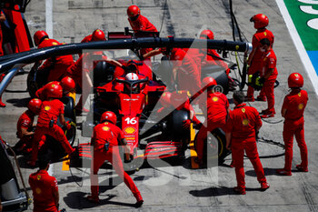 2021-06-26 - LECLERC Charles (mco), Scuderia Ferrari SF21, action pitstop during the Formula 1 Grosser Preis Der Steiermark 2021, 2021 Styrian Grand Prix, 8th round of the 2021 FIA Formula One World Championship from June 25 to 27, 2021 on the Red Bull Ring, in Spielberg, Austria - Photo Florent Gooden / DPPI - FORMULA 1 GROSSER PREIS DER STEIERMARK 2021, 2021 STYRIAN GRAND PRIX - FORMULA 1 - MOTORS