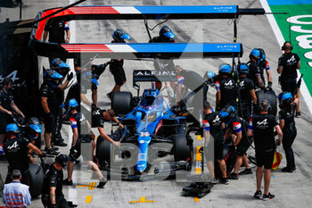 2021-06-26 - 14 ALONSO Fernando (spa), Alpine F1 A521, action pitstop during the Formula 1 Grosser Preis Der Steiermark 2021, 2021 Styrian Grand Prix, 8th round of the 2021 FIA Formula One World Championship from June 25 to 27, 2021 on the Red Bull Ring, in Spielberg, Austria - Photo Florent Gooden / DPPI - FORMULA 1 GROSSER PREIS DER STEIERMARK 2021, 2021 STYRIAN GRAND PRIX - FORMULA 1 - MOTORS