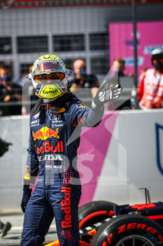 2021-06-26 - VERSTAPPEN Max (ned), Red Bull Racing Honda RB16B, portrait, celebrating his pole position during the Formula 1 Grosser Preis Der Steiermark 2021, 2021 Styrian Grand Prix, 8th round of the 2021 FIA Formula One World Championship from June 25 to 27, 2021 on the Red Bull Ring, in Spielberg, Austria - Photo Joao Filipe / DPPI - FORMULA 1 GROSSER PREIS DER STEIERMARK 2021, 2021 STYRIAN GRAND PRIX - FORMULA 1 - MOTORS