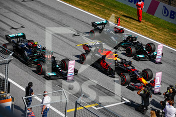 2021-06-26 - VERSTAPPEN Max (ned), Red Bull Racing Honda RB16B, Pole position in front of BOTTAS Valtteri (fin), Mercedes AMG F1 GP W12 E Performance, and HAMILTON Lewis (gbr), Mercedes AMG F1 GP W12 E Performance, ambiance during the Formula 1 Grosser Preis Der Steiermark 2021, 2021 Styrian Grand Prix, 8th round of the 2021 FIA Formula One World Championship from June 25 to 27, 2021 on the Red Bull Ring, in Spielberg, Austria - Photo Florent Gooden / DPPI - FORMULA 1 GROSSER PREIS DER STEIERMARK 2021, 2021 STYRIAN GRAND PRIX - FORMULA 1 - MOTORS