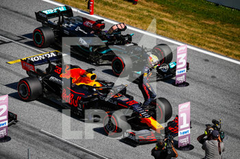 2021-06-26 - VERSTAPPEN Max (ned), Red Bull Racing Honda RB16B, Pole position in front of HAMILTON Lewis (gbr), Mercedes AMG F1 GP W12 E Performance, ambiance during the Formula 1 Grosser Preis Der Steiermark 2021, 2021 Styrian Grand Prix, 8th round of the 2021 FIA Formula One World Championship from June 25 to 27, 2021 on the Red Bull Ring, in Spielberg, Austria - Photo Florent Gooden / DPPI - FORMULA 1 GROSSER PREIS DER STEIERMARK 2021, 2021 STYRIAN GRAND PRIX - FORMULA 1 - MOTORS