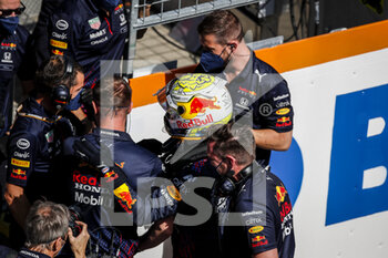 2021-06-26 - VERSTAPPEN Max (ned), Red Bull Racing Honda RB16B, portrait, celebrating his pole psoition during the Formula 1 Grosser Preis Der Steiermark 2021, 2021 Styrian Grand Prix, 8th round of the 2021 FIA Formula One World Championship from June 25 to 27, 2021 on the Red Bull Ring, in Spielberg, Austria - Photo Florent Gooden / DPPI - FORMULA 1 GROSSER PREIS DER STEIERMARK 2021, 2021 STYRIAN GRAND PRIX - FORMULA 1 - MOTORS
