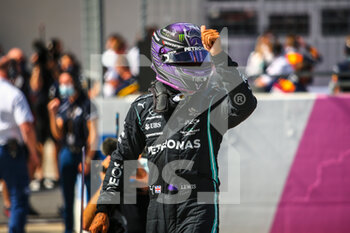 2021-06-26 - HAMILTON Lewis (gbr), Mercedes AMG F1 GP W12 E Performance, portrait, celebrating his third place during the Formula 1 Grosser Preis Der Steiermark 2021, 2021 Styrian Grand Prix, 8th round of the 2021 FIA Formula One World Championship from June 25 to 27, 2021 on the Red Bull Ring, in Spielberg, Austria - Photo Joao Filipe / DPPI - FORMULA 1 GROSSER PREIS DER STEIERMARK 2021, 2021 STYRIAN GRAND PRIX - FORMULA 1 - MOTORS