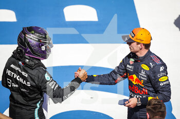2021-06-26 - VERSTAPPEN Max (ned), Red Bull Racing Honda RB16B, portrait, celebrating his pole psoition with HAMILTON Lewis (gbr), Mercedes AMG F1 GP W12 E Performance during the Formula 1 Grosser Preis Der Steiermark 2021, 2021 Styrian Grand Prix, 8th round of the 2021 FIA Formula One World Championship from June 25 to 27, 2021 on the Red Bull Ring, in Spielberg, Austria - Photo Florent Gooden / DPPI - FORMULA 1 GROSSER PREIS DER STEIERMARK 2021, 2021 STYRIAN GRAND PRIX - FORMULA 1 - MOTORS
