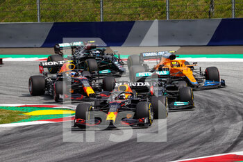 2021-06-27 - Start of the race: VERSTAPPEN Max (ned), Red Bull Racing Honda RB16B, HAMILTON Lewis (gbr), Mercedes AMG F1 GP W12 E Performance, PEREZ Sergio (mex), Red Bull Racing Honda RB16B, NORRIS Lando (gbr), McLaren MCL35M, action during the Formula 1 Grosser Preis Der Steiermark 2021, 2021 Styrian Grand Prix, 8th round of the 2021 FIA Formula One World Championship from June 25 to 27, 2021 on the Red Bull Ring, in Spielberg, Austria - Photo DPPI - FORMULA 1 GROSSER PREIS DER STEIERMARK 2021, 2021 STYRIAN GRAND PRIX - FORMULA 1 - MOTORS