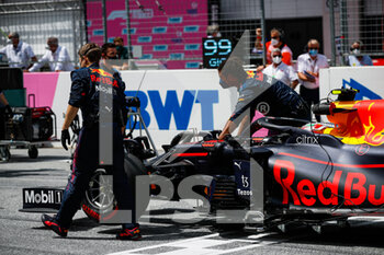 2021-06-27 - PEREZ Sergio (mex), Red Bull Racing Honda RB16B, action starting grid during the Formula 1 Grosser Preis Der Steiermark 2021, 2021 Styrian Grand Prix, 8th round of the 2021 FIA Formula One World Championship from June 25 to 27, 2021 on the Red Bull Ring, in Spielberg, Austria - Photo Florent Gooden / DPPI - FORMULA 1 GROSSER PREIS DER STEIERMARK 2021, 2021 STYRIAN GRAND PRIX - FORMULA 1 - MOTORS