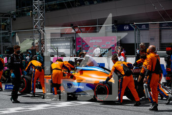 2021-06-27 - NORRIS Lando (gbr), McLaren MCL35M, action starting grid during the Formula 1 Grosser Preis Der Steiermark 2021, 2021 Styrian Grand Prix, 8th round of the 2021 FIA Formula One World Championship from June 25 to 27, 2021 on the Red Bull Ring, in Spielberg, Austria - Photo Florent Gooden / DPPI - FORMULA 1 GROSSER PREIS DER STEIERMARK 2021, 2021 STYRIAN GRAND PRIX - FORMULA 1 - MOTORS