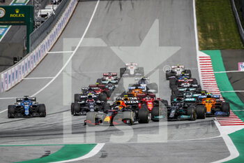 2021-06-27 - 33 VERSTAPPEN Max (nld), Red Bull Racing Honda RB16B, action, start with 44 HAMILTON Lewis (gbr), Mercedes AMG F1 GP W12 E Performance during the Formula 1 Grosser Preis Der Steiermark 2021, 2021 Styrian Grand Prix, 8th round of the 2021 FIA Formula One World Championship from June 25 to 27, 2021 on the Red Bull Ring, in Spielberg, Austria - Photo Florent Gooden / DPPI - FORMULA 1 GROSSER PREIS DER STEIERMARK 2021, 2021 STYRIAN GRAND PRIX - FORMULA 1 - MOTORS