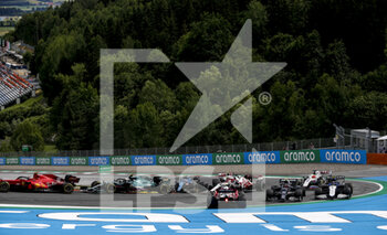 2021-06-27 - Start of the race: GIOVINAZZI Antonio (ita), Alfa Romeo Racing ORLEN C41, GASLY Pierre (fra), Scuderia AlphaTauri Honda AT02, action tyre puncture during the Formula 1 Grosser Preis Der Steiermark 2021, 2021 Styrian Grand Prix, 8th round of the 2021 FIA Formula One World Championship from June 25 to 27, 2021 on the Red Bull Ring, in Spielberg, Austria - Photo DPPI - FORMULA 1 GROSSER PREIS DER STEIERMARK 2021, 2021 STYRIAN GRAND PRIX - FORMULA 1 - MOTORS