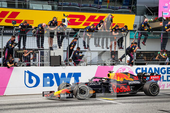 2021-06-27 - VERSTAPPEN Max (ned), Red Bull Racing Honda RB16B, action celebrating victory with the team during the Formula 1 Grosser Preis Der Steiermark 2021, 2021 Styrian Grand Prix, 8th round of the 2021 FIA Formula One World Championship from June 25 to 27, 2021 on the Red Bull Ring, in Spielberg, Austria - Photo DPPI - FORMULA 1 GROSSER PREIS DER STEIERMARK 2021, 2021 STYRIAN GRAND PRIX - FORMULA 1 - MOTORS