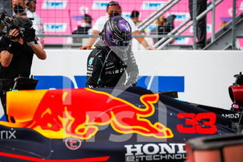 2021-06-27 - HAMILTON Lewis (gbr), Mercedes AMG F1 GP W12 E Performance, 33 VERSTAPPEN Max (nld), Red Bull Racing Honda RB16B, atmosphere during the Formula 1 Grosser Preis Der Steiermark 2021, 2021 Styrian Grand Prix, 8th round of the 2021 FIA Formula One World Championship from June 25 to 27, 2021 on the Red Bull Ring, in Spielberg, Austria - Photo Florent Gooden / DPPI - FORMULA 1 GROSSER PREIS DER STEIERMARK 2021, 2021 STYRIAN GRAND PRIX - FORMULA 1 - MOTORS
