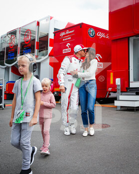 2021-07-02 - RAIKKONEN Kimi (fin), Alfa Romeo Racing ORLEN C41, with his wife Minttu, and his kids Robin and Rianna in the paddock during the Formula 1 Grosser Preis Von Osterreich 2021, 2021 Austrian Grand Prix, 9th round of the 2021 FIA Formula One World Championship from July 2 to 4, 2021 on the Red Bull Ring, in Spielberg, Austria - Photo Florent Gooden / DPPI - FORMULA 1 GROSSER PREIS VON OSTERREICH 2021, 2021 AUSTRIAN GRAND PRIX - FORMULA 1 - MOTORS