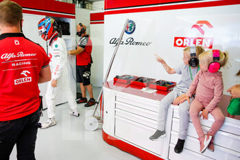2021-07-02 - RAIKKONEN Kimi (fin), Alfa Romeo Racing ORLEN C41, with his kids Robin and Rianna in the garage during the Formula 1 Grosser Preis Von Osterreich 2021, 2021 Austrian Grand Prix, 9th round of the 2021 FIA Formula One World Championship from July 2 to 4, 2021 on the Red Bull Ring, in Spielberg, Austria - Photo Florent Gooden / DPPI - FORMULA 1 GROSSER PREIS VON OSTERREICH 2021, 2021 AUSTRIAN GRAND PRIX - FORMULA 1 - MOTORS