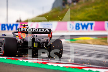 2021-07-02 - 11 PEREZ Sergio (mex), Red Bull Racing Honda RB16B, action sparks during the Formula 1 Grosser Preis Von Osterreich 2021, 2021 Austrian Grand Prix, 9th round of the 2021 FIA Formula One World Championship from July 2 to 4, 2021 on the Red Bull Ring, in Spielberg, Austria - Photo Joao Filipe / DPPI - FORMULA 1 GROSSER PREIS VON OSTERREICH 2021, 2021 AUSTRIAN GRAND PRIX - FORMULA 1 - MOTORS