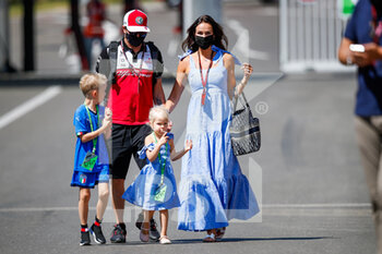 2021-07-03 - RAIKKONEN Kimi (fin), Alfa Romeo Racing ORLEN C41, with his wife Minttu, and his kids Robin and Rianna in the paddock during the Formula 1 Grosser Preis Von Osterreich 2021, 2021 Austrian Grand Prix, 9th round of the 2021 FIA Formula One World Championship from July 2 to 4, 2021 on the Red Bull Ring, in Spielberg, Austria - Photo Florent Gooden / DPPI - FORMULA 1 GROSSER PREIS VON OSTERREICH 2021, 2021 AUSTRIAN GRAND PRIX - FORMULA 1 - MOTORS