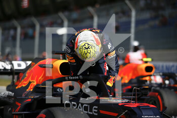 2021-07-03 - VERSTAPPEN Max (ned), Red Bull Racing Honda RB16B, portrait, celebrating his pole position during the Formula 1 Grosser Preis Von Osterreich 2021, 2021 Austrian Grand Prix, 9th round of the 2021 FIA Formula One World Championship from July 2 to 4, 2021 on the Red Bull Ring, in Spielberg, Austria - Photo Joao Filipe / DPPI - FORMULA 1 GROSSER PREIS VON OSTERREICH 2021, 2021 AUSTRIAN GRAND PRIX - FORMULA 1 - MOTORS
