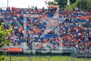 2021-07-03 - Fans in the grandstands during the Formula 1 Grosser Preis Von Osterreich 2021, 2021 Austrian Grand Prix, 9th round of the 2021 FIA Formula One World Championship from July 2 to 4, 2021 on the Red Bull Ring, in Spielberg, Austria - Photo Florent Gooden / DPPI - FORMULA 1 GROSSER PREIS VON OSTERREICH 2021, 2021 AUSTRIAN GRAND PRIX - FORMULA 1 - MOTORS
