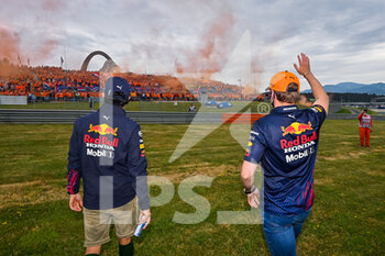 2021-07-04 - PEREZ Sergio (mex), Red Bull Racing Honda RB16B, and VERSTAPPEN Max (ned), Red Bull Racing Honda RB16B, portrait in front of their fans in the grandstands during the Formula 1 Grosser Preis Von Osterreich 2021, 2021 Austrian Grand Prix, 9th round of the 2021 FIA Formula One World Championship from July 2 to 4, 2021 on the Red Bull Ring, in Spielberg, Austria - Photo DPPI - FORMULA 1 GROSSER PREIS VON OSTERREICH 2021, 2021 AUSTRIAN GRAND PRIX - FORMULA 1 - MOTORS