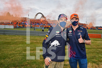 2021-07-04 - PEREZ Sergio (mex), Red Bull Racing Honda RB16B, and VERSTAPPEN Max (ned), Red Bull Racing Honda RB16B, portrait in front of their fans in the grandstands during the Formula 1 Grosser Preis Von Osterreich 2021, 2021 Austrian Grand Prix, 9th round of the 2021 FIA Formula One World Championship from July 2 to 4, 2021 on the Red Bull Ring, in Spielberg, Austria - Photo DPPI - FORMULA 1 GROSSER PREIS VON OSTERREICH 2021, 2021 AUSTRIAN GRAND PRIX - FORMULA 1 - MOTORS