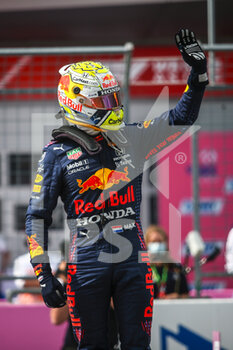 2021-07-04 - VERSTAPPEN Max (ned), Red Bull Racing Honda RB16B, portrait, celebrating his win during the Formula 1 Grosser Preis Von Osterreich 2021, 2021 Austrian Grand Prix, 9th round of the 2021 FIA Formula One World Championship from July 2 to 4, 2021 on the Red Bull Ring, in Spielberg, Austria - Photo Joao Filipe / DPPI - FORMULA 1 GROSSER PREIS VON OSTERREICH 2021, 2021 AUSTRIAN GRAND PRIX - FORMULA 1 - MOTORS