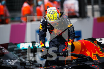 2021-07-04 - VERSTAPPEN Max (ned), Red Bull Racing Honda RB16B, portrait celebrating victory during the Formula 1 Grosser Preis Von Osterreich 2021, 2021 Austrian Grand Prix, 9th round of the 2021 FIA Formula One World Championship from July 2 to 4, 2021 on the Red Bull Ring, in Spielberg, Austria - Photo Florent Gooden / DPPI - FORMULA 1 GROSSER PREIS VON OSTERREICH 2021, 2021 AUSTRIAN GRAND PRIX - FORMULA 1 - MOTORS