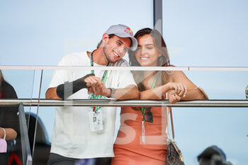 2021-07-04 - Tennis player THIEM Dominic with his girlfriend PAUL-RONCALLI Lili in the paddock during the Formula 1 Grosser Preis Von Osterreich 2021, 2021 Austrian Grand Prix, 9th round of the 2021 FIA Formula One World Championship from July 2 to 4, 2021 on the Red Bull Ring, in Spielberg, Austria - Photo Florent Gooden / DPPI - FORMULA 1 GROSSER PREIS VON OSTERREICH 2021, 2021 AUSTRIAN GRAND PRIX - FORMULA 1 - MOTORS
