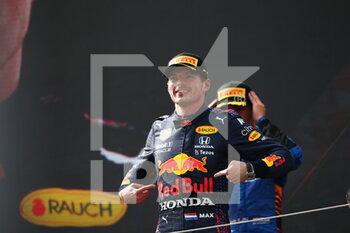 2021-07-04 - VERSTAPPEN Max (ned), Red Bull Racing Honda RB16B, portrait, celebrating his win during the Formula 1 Grosser Preis Von Osterreich 2021, 2021 Austrian Grand Prix, 9th round of the 2021 FIA Formula One World Championship from July 2 to 4, 2021 on the Red Bull Ring, in Spielberg, Austria - Photo Florent Gooden / DPPI - FORMULA 1 GROSSER PREIS VON OSTERREICH 2021, 2021 AUSTRIAN GRAND PRIX - FORMULA 1 - MOTORS