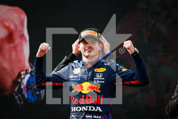 2021-07-04 - VERSTAPPEN Max (ned), Red Bull Racing Honda RB16B, portrait celebrating victory on the podium during the Formula 1 Grosser Preis Von Osterreich 2021, 2021 Austrian Grand Prix, 9th round of the 2021 FIA Formula One World Championship from July 2 to 4, 2021 on the Red Bull Ring, in Spielberg, Austria - Photo Florent Gooden / DPPI - FORMULA 1 GROSSER PREIS VON OSTERREICH 2021, 2021 AUSTRIAN GRAND PRIX - FORMULA 1 - MOTORS