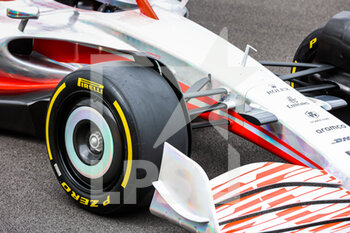 2021-07-15 - 2022 car launch, mechanical detail, tyres, pneus, during the Formula 1 Pirelli British Grand Prix 2021, 10th round of the 2021 FIA Formula One World Championship from July 16 to 18, 2021 on the Silverstone Circuit, in Silverstone, United Kingdom - Photo Antonin Vincent / DPPI - FORMULA 1 PIRELLI BRITISH GRAND PRIX 2021 - FORMULA 1 - MOTORS