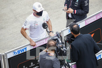 2021-07-15 - BOTTAS Valtteri (fin), Mercedes AMG F1 GP W12 E Performance, portrait doing an interview with Canal + France during the Formula 1 Pirelli British Grand Prix 2021, 10th round of the 2021 FIA Formula One World Championship from July 16 to 18, 2021 on the Silverstone Circuit, in Silverstone, United Kingdom - Photo Xavi Bonilla / DPPI - FORMULA 1 PIRELLI BRITISH GRAND PRIX 2021 - FORMULA 1 - MOTORS